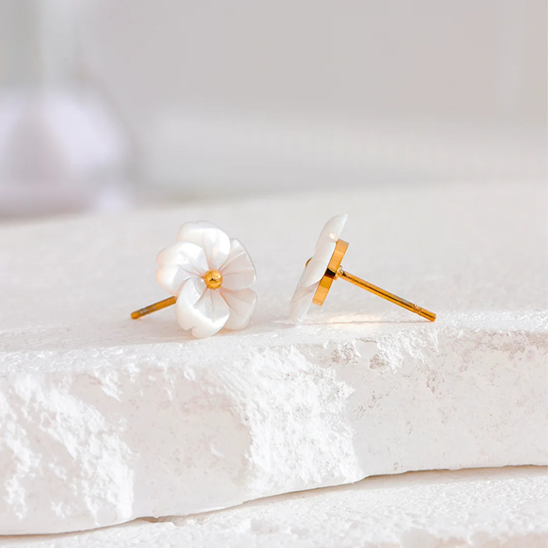 Brinco Feminino Stud Flor Natural de Shell