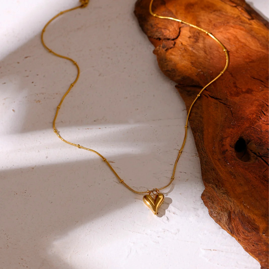 Colar Feminino Coração com Detalhes