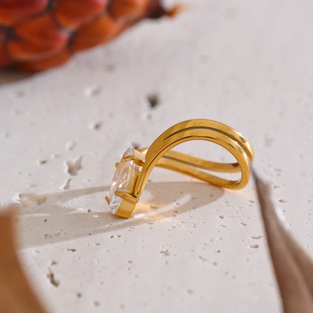 Anel Curvas Douradas com Zircônia