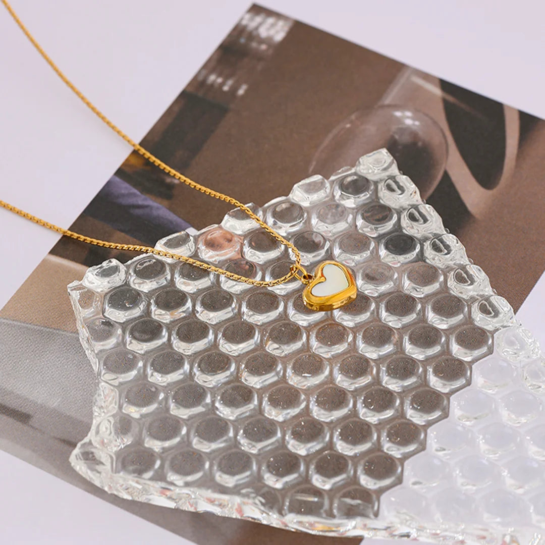 Colar Feminino com Pingente Coração Esmaltado