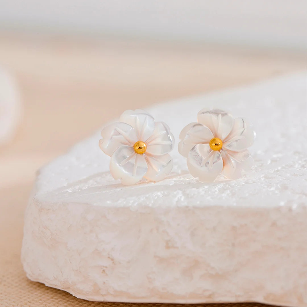 Brinco Feminino Stud Flor Natural de Shell