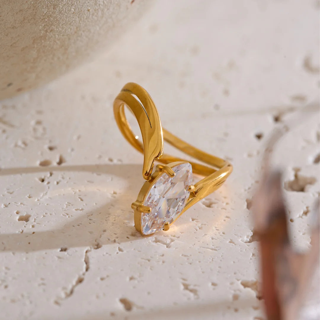 Anel Curvas Douradas com Zircônia