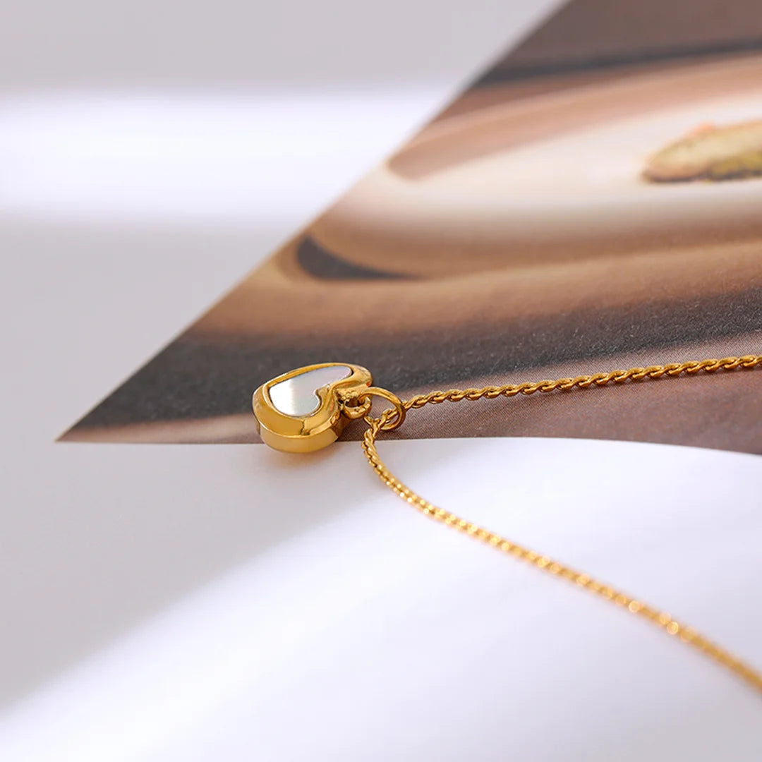 Colar Feminino com Pingente Coração Esmaltado