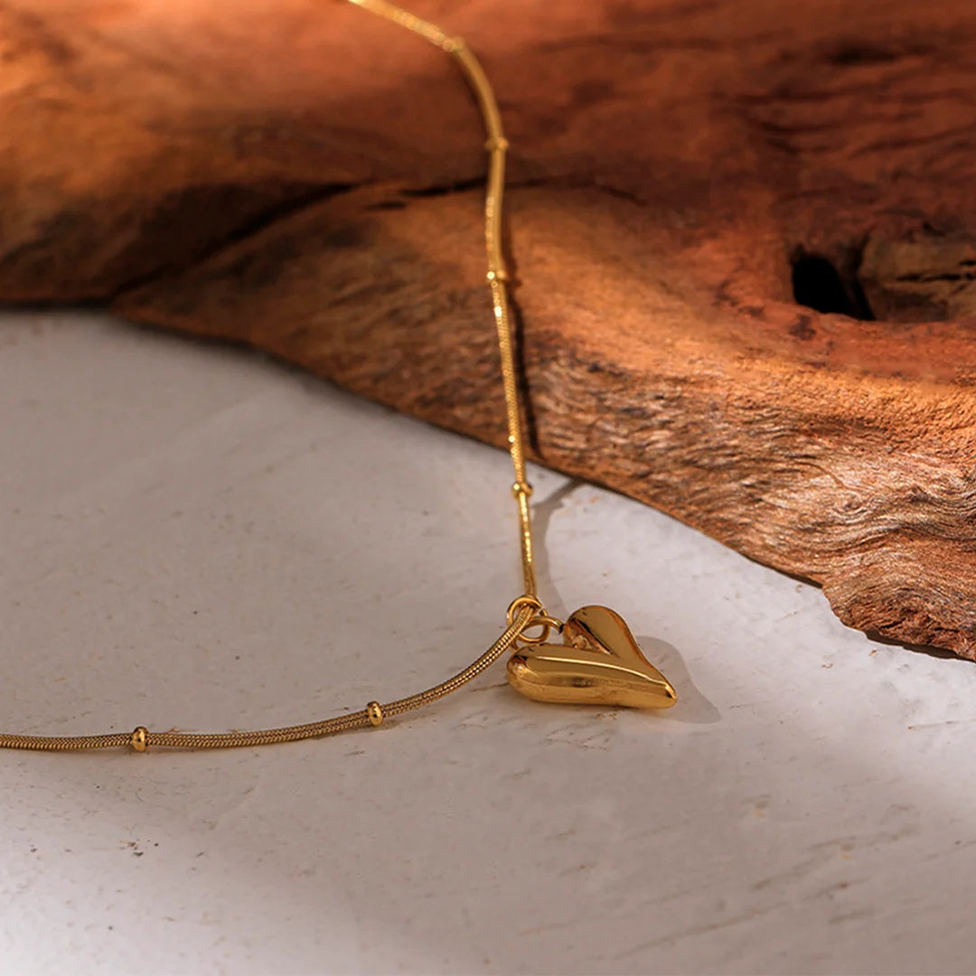 Colar Feminino Coração com Detalhes