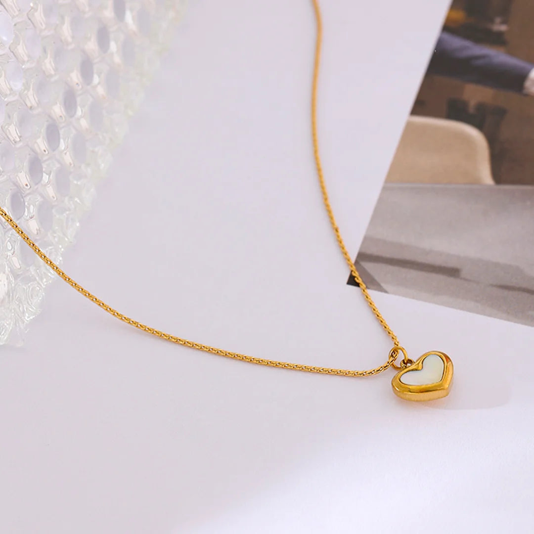 Colar Feminino com Pingente Coração Esmaltado