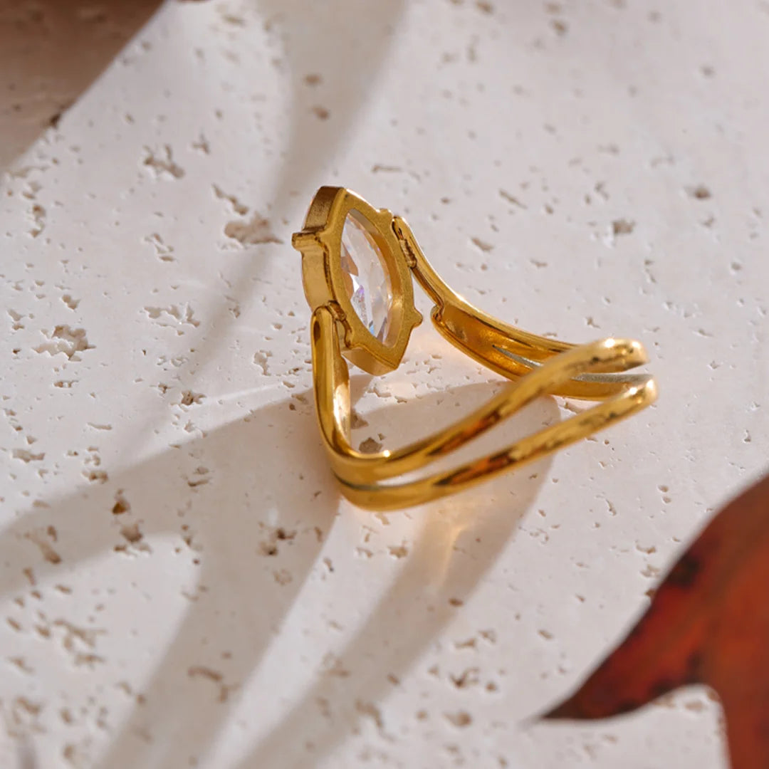 Anel Curvas Douradas com Zircônia