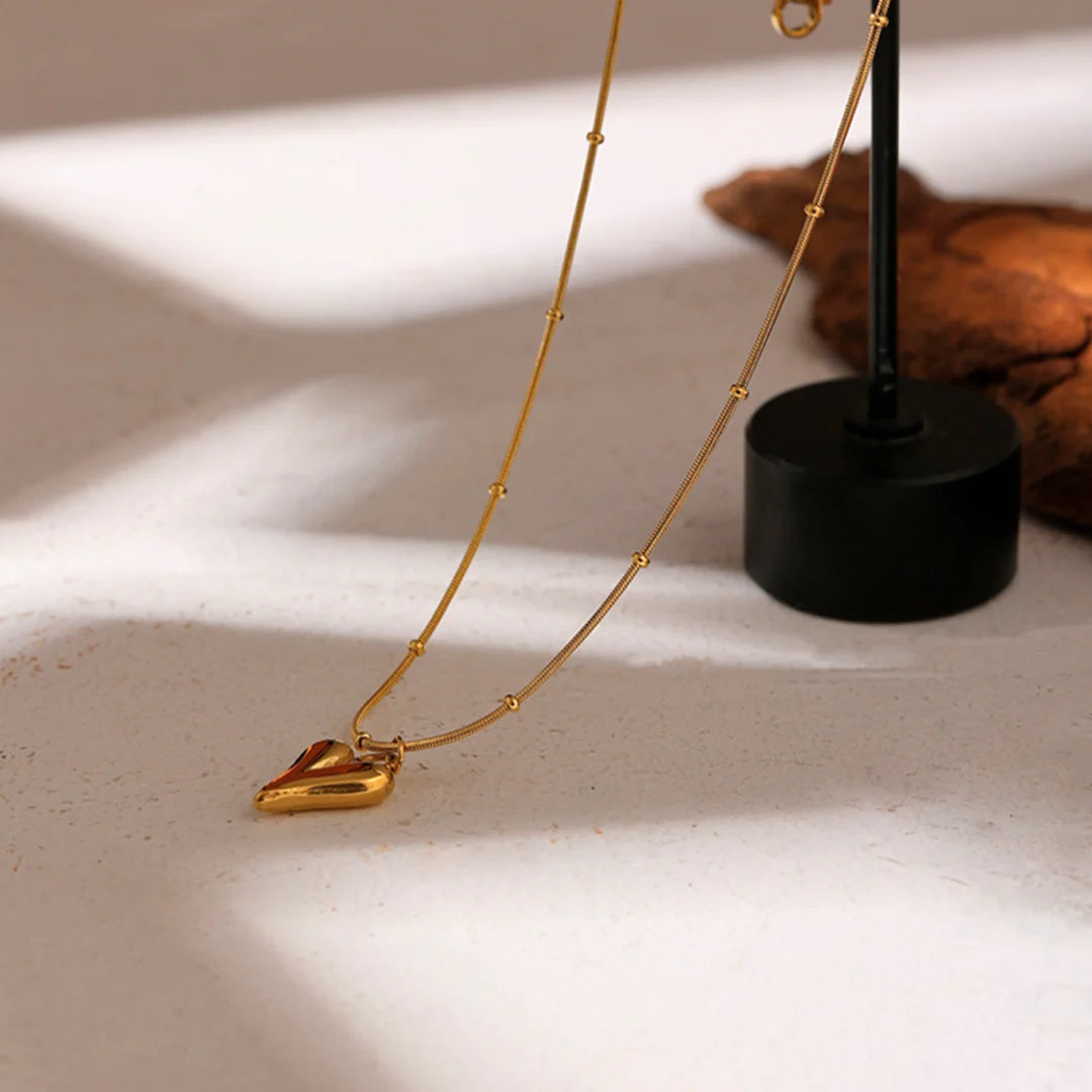 Colar Feminino Coração com Detalhes