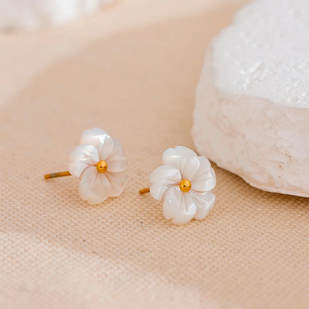 Brinco Feminino Stud Flor Natural de Shell
